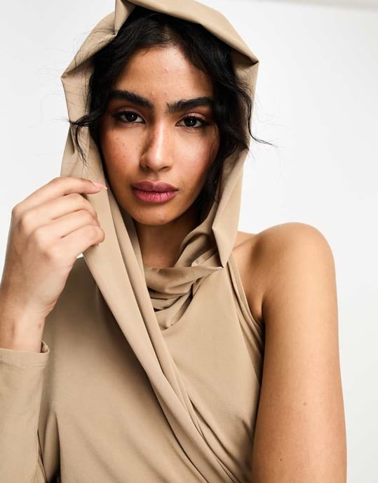 ASOS DESIGN – Mockabrun midiklänning med draperad huva och en axel - Image 3