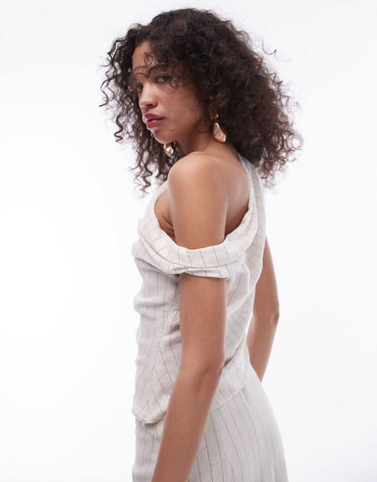 Topshop – Asymmetrisk topp med en axel och naturliga kritstrecksrand - Image 4