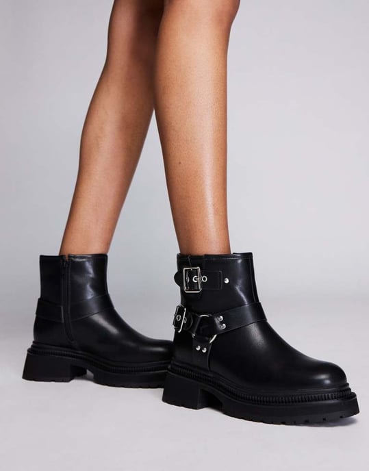 Public Desire – Zora – Svarta bikerboots med ankelrem - Image 3
