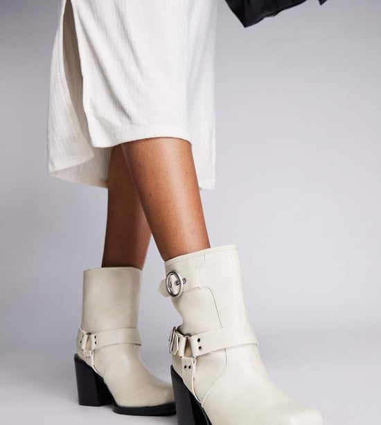 Public Desire – Wide Fit – Freak – Krämfärgade bikerboots med klack och ankelrem - Image 1
