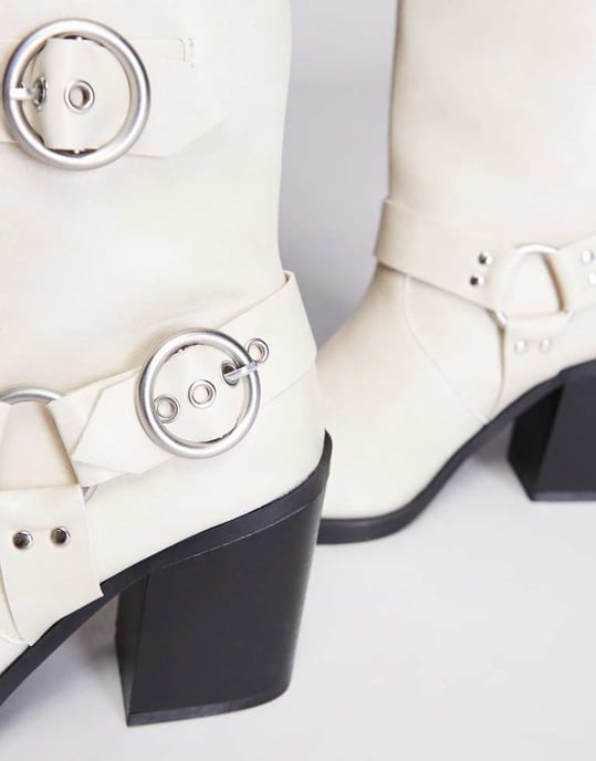 Public Desire – Wide Fit – Freak – Krämfärgade bikerboots med klack och ankelrem - Image 3