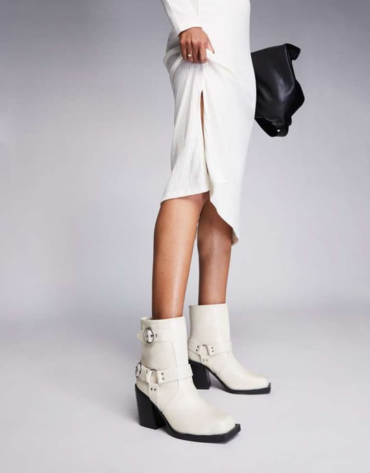 Public Desire – Wide Fit – Freak – Krämfärgade bikerboots med klack och ankelrem - Image 4