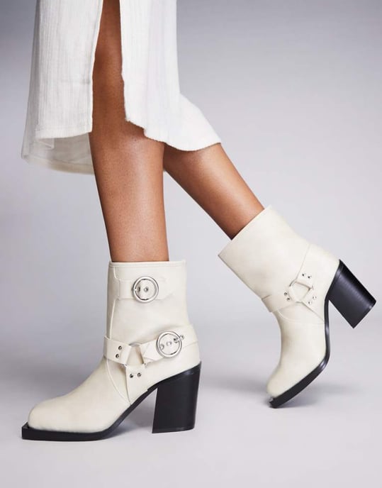 Public Desire – Freak – Krämfärgade bikerboots med klack och ankel - Image 1