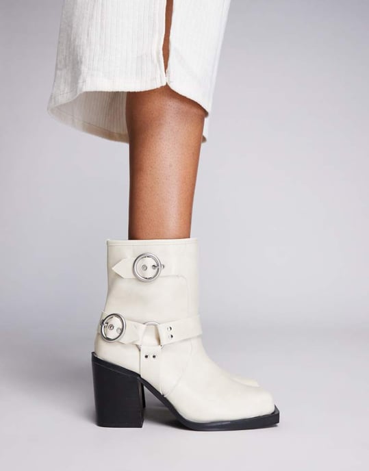 Public Desire – Freak – Krämfärgade bikerboots med klack och ankel - Image 2