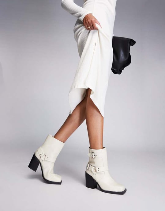 Public Desire – Freak – Krämfärgade bikerboots med klack och ankel - Image 3