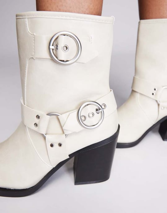 Public Desire – Freak – Krämfärgade bikerboots med klack och ankel - Image 4