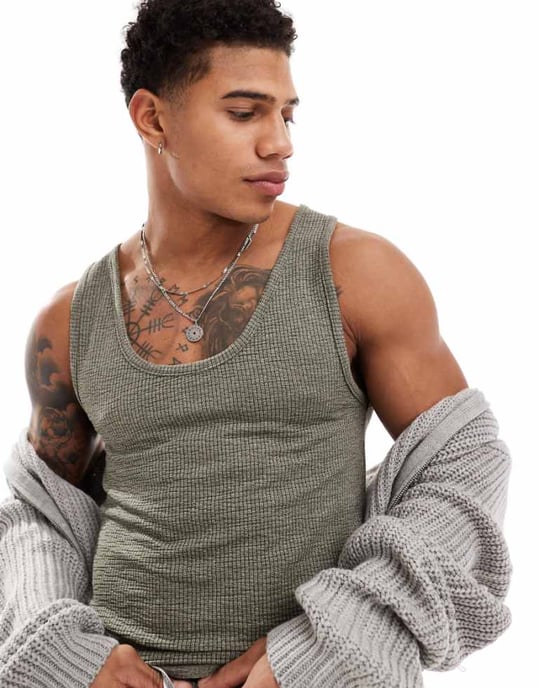 ASOS DESIGN – Muscle fit-linne i kakifärgad textur - Image 1