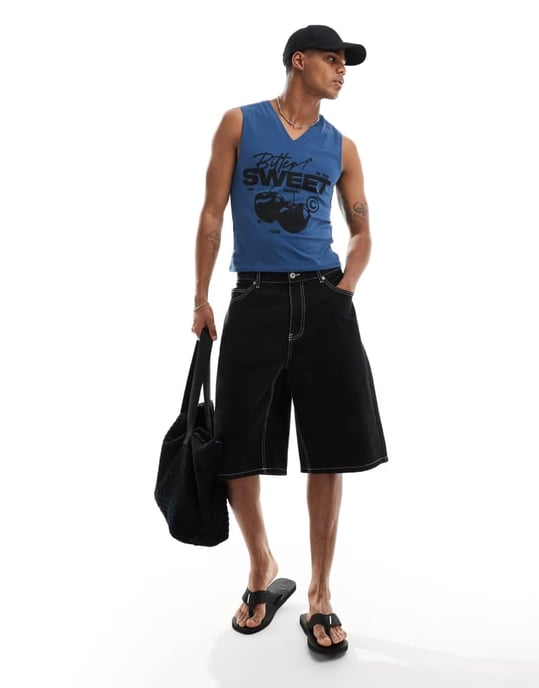 ASOS DESIGN – Blått linne med muscle fit, v-ringning och körsbärsmönster på bröstet - Image 2