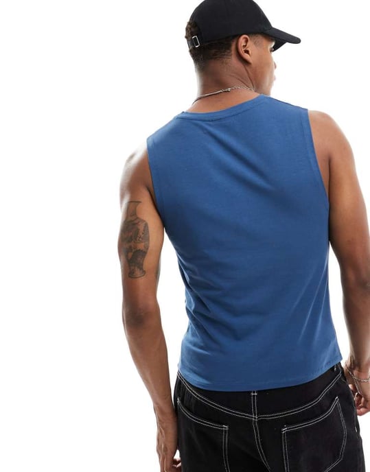ASOS DESIGN – Blått linne med muscle fit, v-ringning och körsbärsmönster på bröstet - Image 3