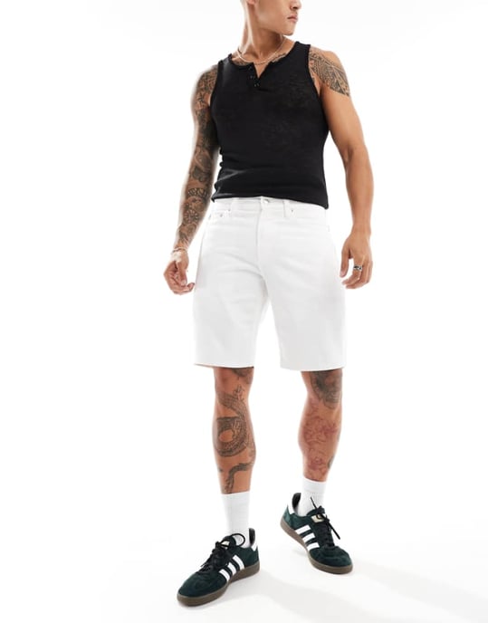 Calvin Klein Jeans – Pride – Vita, smala jeansshorts - Image 1