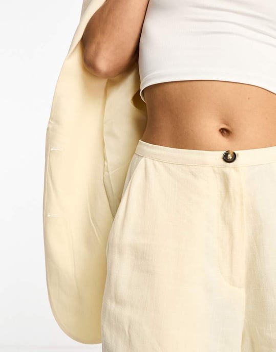 Weekday Kit – Pastellgula shorts i linneblandning, del av set - Image 4
