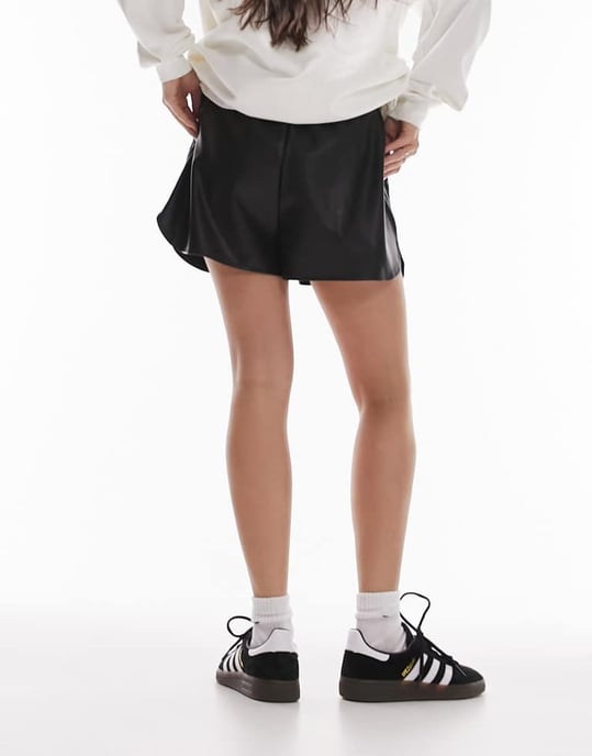 Topshop – Svarta löparshorts i konstläder - Image 4