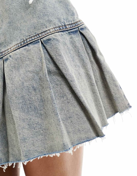 Monki – Blå tvättad denimkjol med låg midja och veck i rå fåll - Image 4