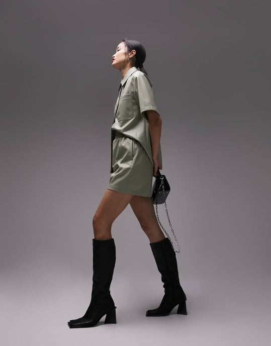 Topshop – Salviagrön shorts i konstläder med delbart mönster - Image 4