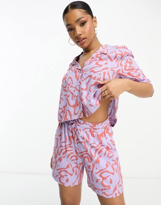 Monki – Lila shorts med dragsko och krusiduller, del av set - Image 1