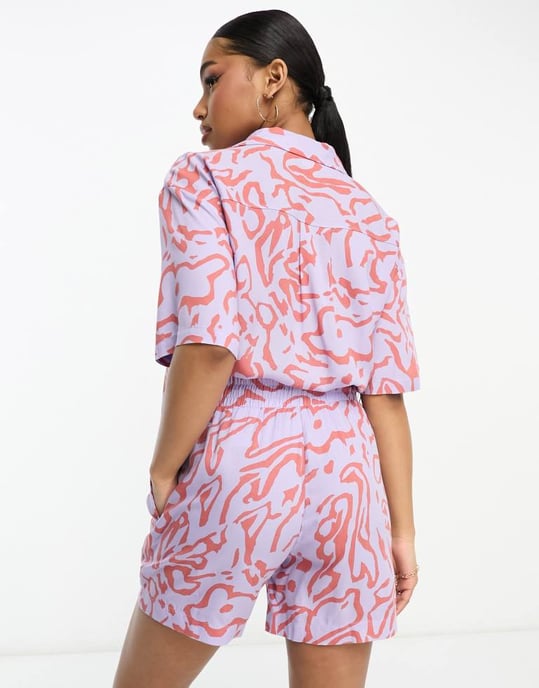 Monki – Lila shorts med dragsko och krusiduller, del av set - Image 2
