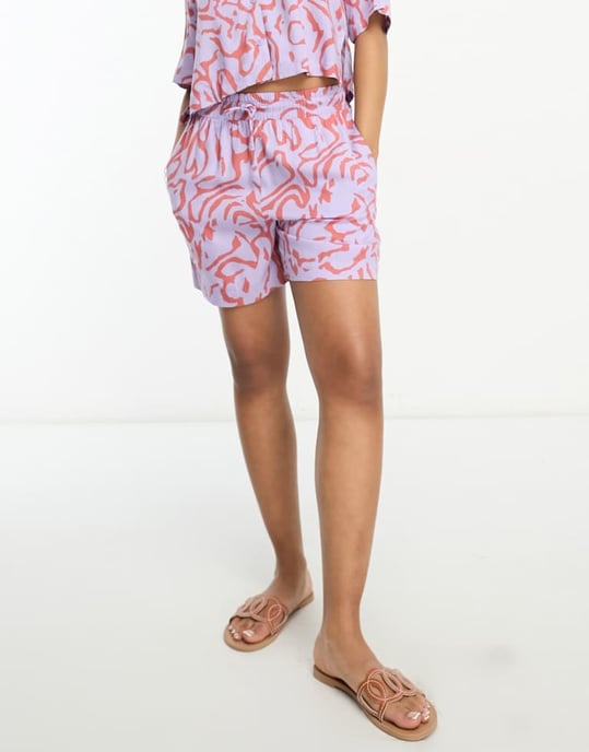 Monki – Lila shorts med dragsko och krusiduller, del av set - Image 3