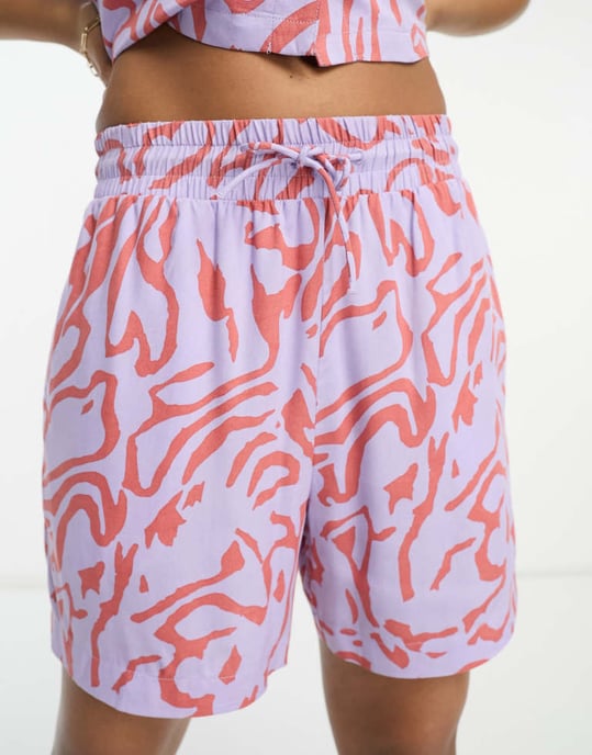 Monki – Lila shorts med dragsko och krusiduller, del av set - Image 4