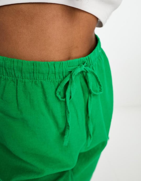 Monki – Gröna linneshorts med dragsko - Image 3