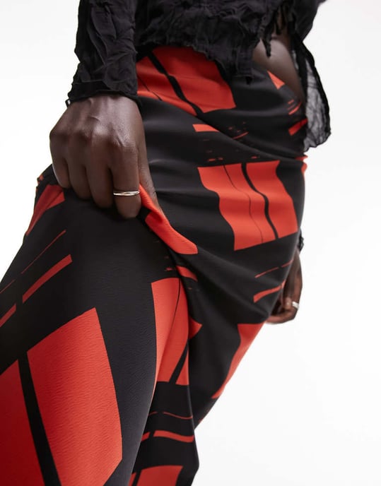 Topshop Tall – Rutig kjol i satin med snedställd kant och rostfärgad rutmönster - Image 3