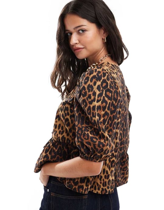 Noisy May tie front top in leo print - Image 4