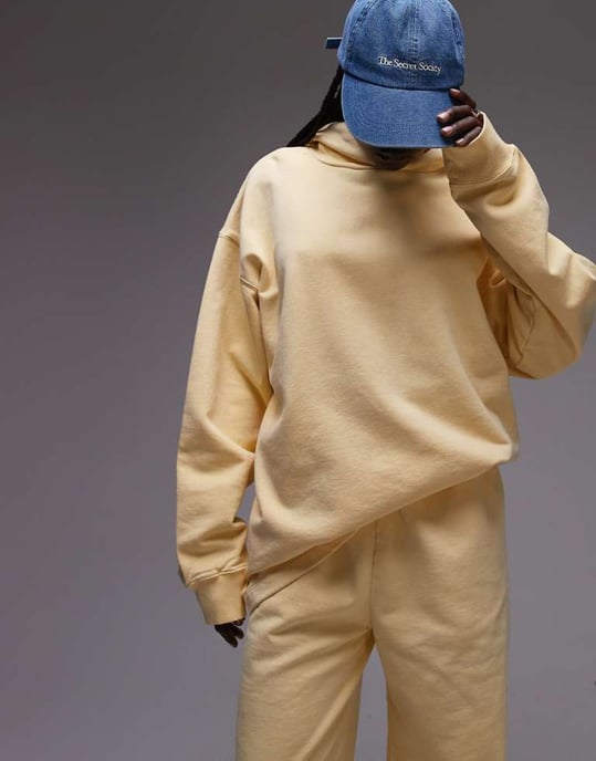 Topshop – Acid Wash – Huvtröja med nedsänkta axelband i buttermilk-tyg - Image 1