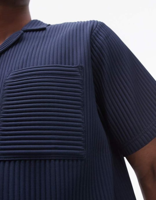 Topman – Marinblå plisseskjorta med kort ärm och reversklädda detaljer - Image 3