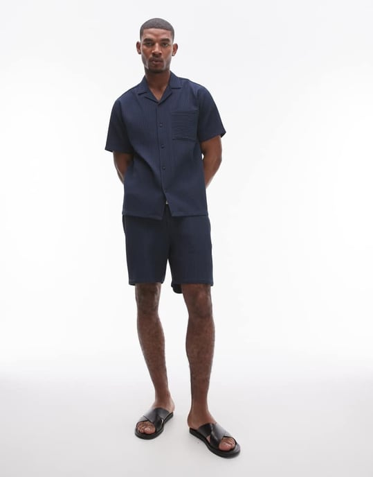 Topman – Marinblå plisseskjorta med kort ärm och reversklädda detaljer - Image 4