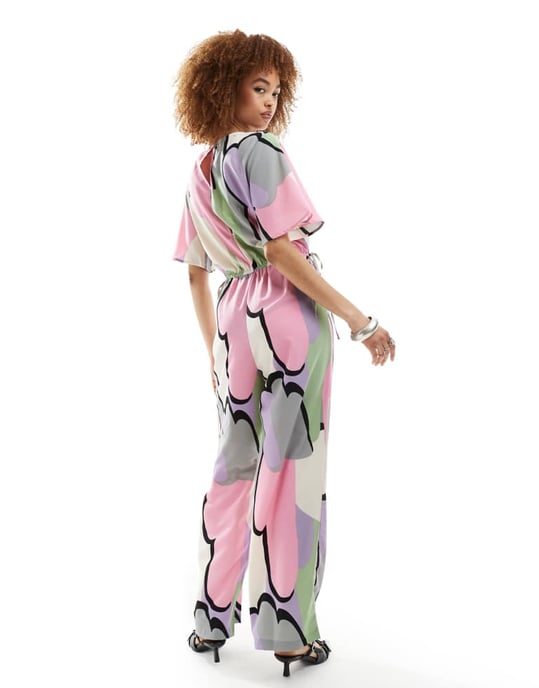 Monki – Jumpsuit med knyt i midjan i flera olika molnmönster - Image 3