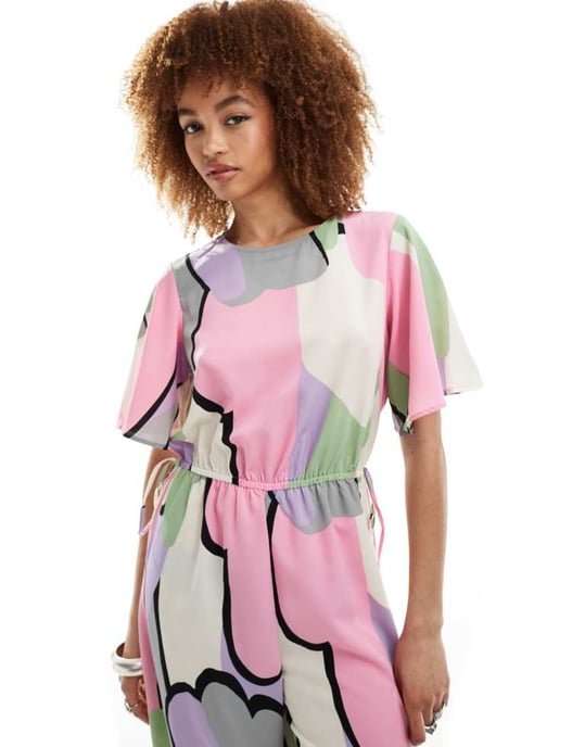 Monki – Jumpsuit med knyt i midjan i flera olika molnmönster - Image 4