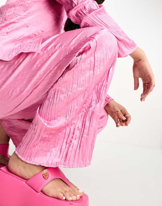 Monki – Rosa, krinklade byxor i del av set - Image 3