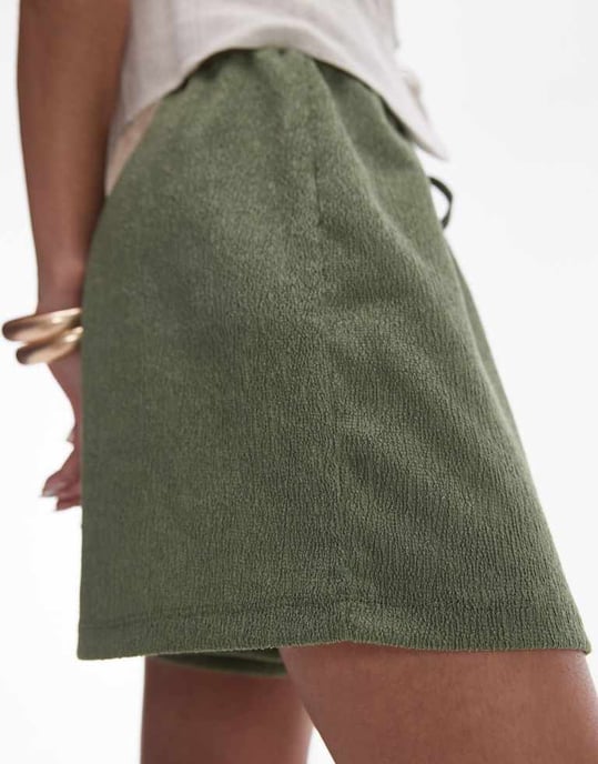 Topshpo – Khakifärgade, avslappnade shorts med krinklad dragsko - Image 2