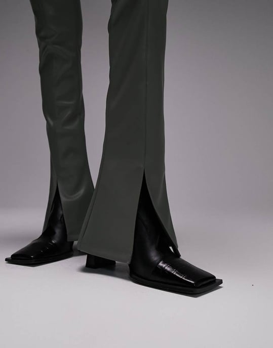 Topshop Tall – Khakifärgade utsvängda byxor i konstläder med sömmar - Image 2