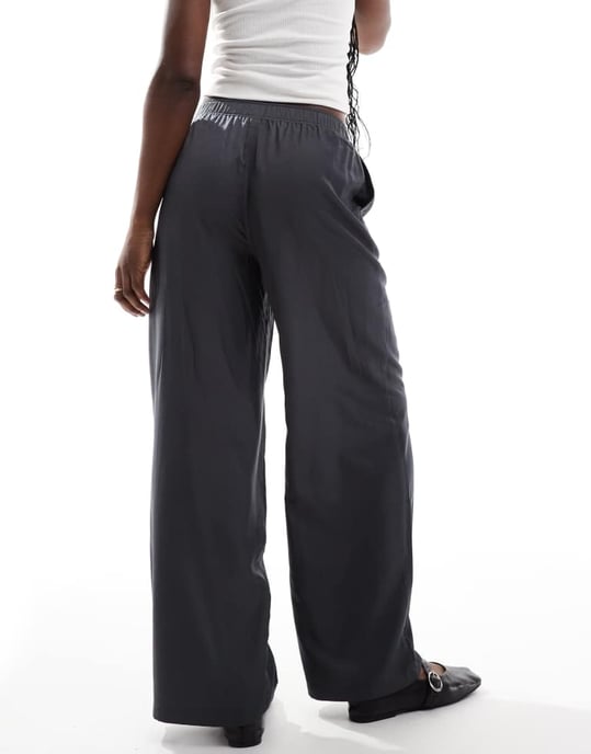 ONLY pull-on wide leg trousers in charcoal - Image 3