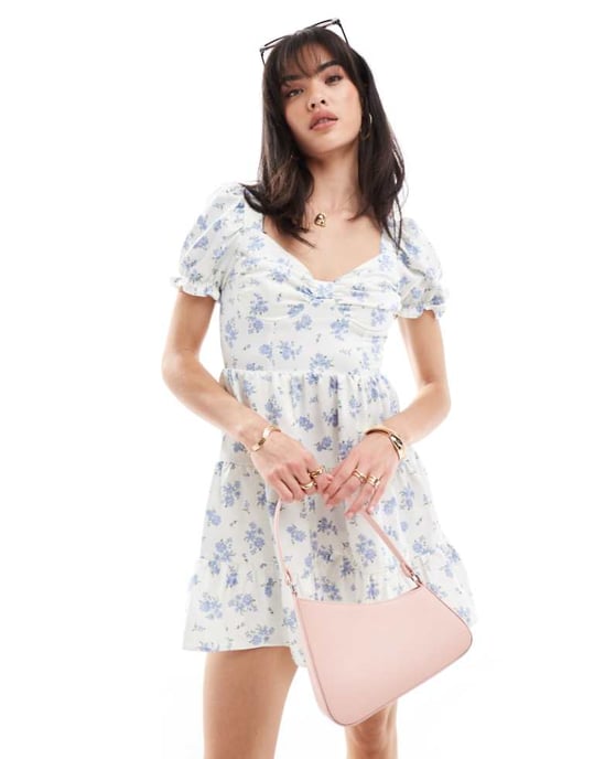 Miss Selfridge – Småfärgat tryckt miniklänning i satin med spets och volang baktill - Image 1