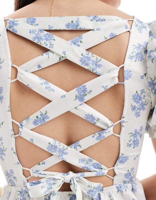 Miss Selfridge – Småfärgat tryckt miniklänning i satin med spets och volang baktill - Image 3