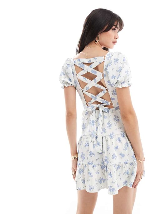 Miss Selfridge – Småfärgat tryckt miniklänning i satin med spets och volang baktill - Image 4
