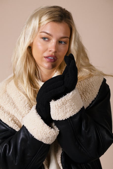 Touch Screen Cable Knit Gloves In Black - Image 3