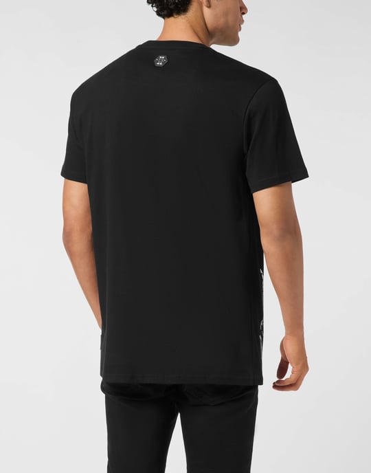 Rundhalsad T-shirt med Kromvapensköld och Dödskalle - Image 4