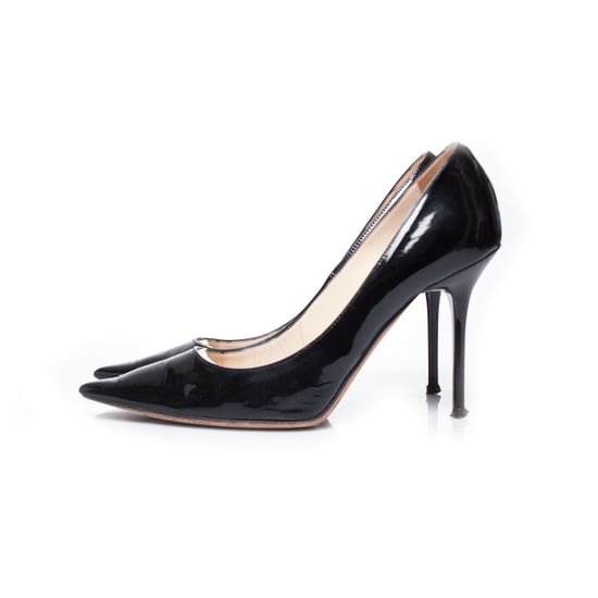 Jimmy Choo Pumps van lakleer in het zwart. - Image 2
