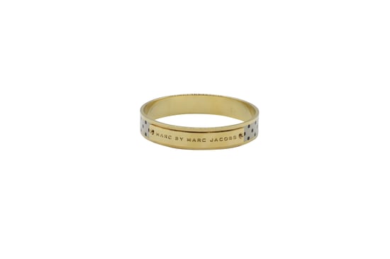 Marc by Marc Jacobs Logo Plaque Bangle in Gold Metal - Image 4