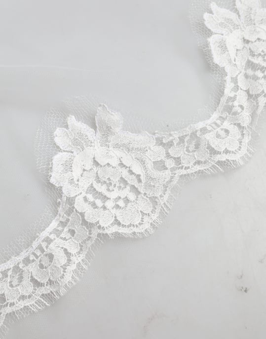 Vit blommig spets nylon golvlång brudslöja - Image 3