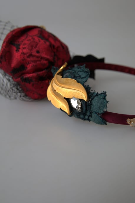 Röd med flerfärgade rosor Silke Kristall Nätad Logotyp Diadem Hårband - Image 5