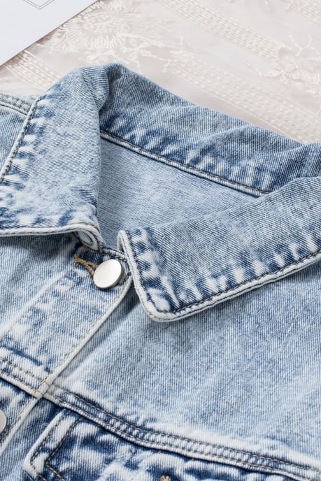 Sliten jeansjacka med trasig kant - Image 3