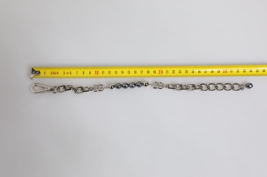 Silverfärgad kedja med hummerlås och logotyp, grå pärlorarmband - Image 3
