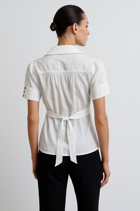 Witte blouse met knoopdetail – Klassieke elegantie met een moderne touch - Image 3