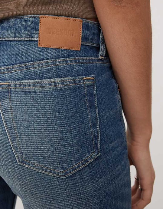 Weekday Arrow low waist regular fit straight leg jeans in streaky blue wash - Image 4