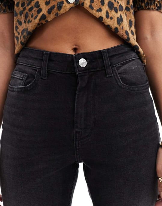 ONLY Jane mid waist straight leg jeans in washed black - Image 3