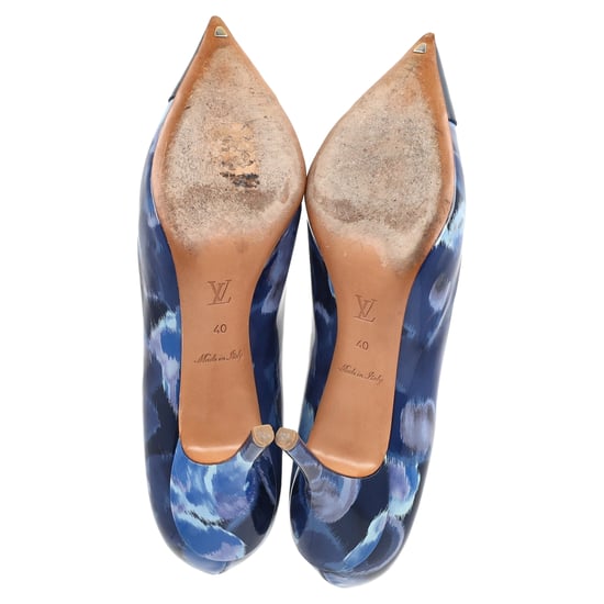 Louis Vuitton Printed Pointed Cap-Toe Pumps in Navy Blue Patent Leather - Image 6