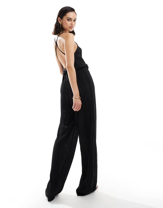 JDY plisserad jumpsuit med öppen rygg i svart - Image 1